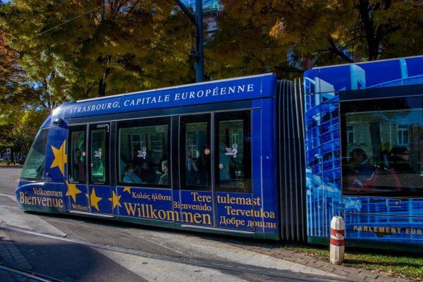 04-Tram_et_cathedrale_Philippe_de_Rexel 04-Tram_et_cathedrale_Philippe_de_Rexel